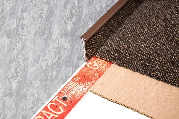 Плинтус для ковролина Korner Listwa 105 Темно-коричневый 2,5м (50мм) в Салавате